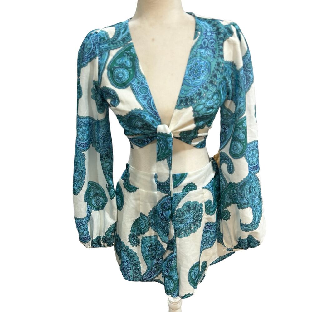 Luxxel 2 Piece White Blue Paisley Tie Front Top Shorts Set Size‎ Small